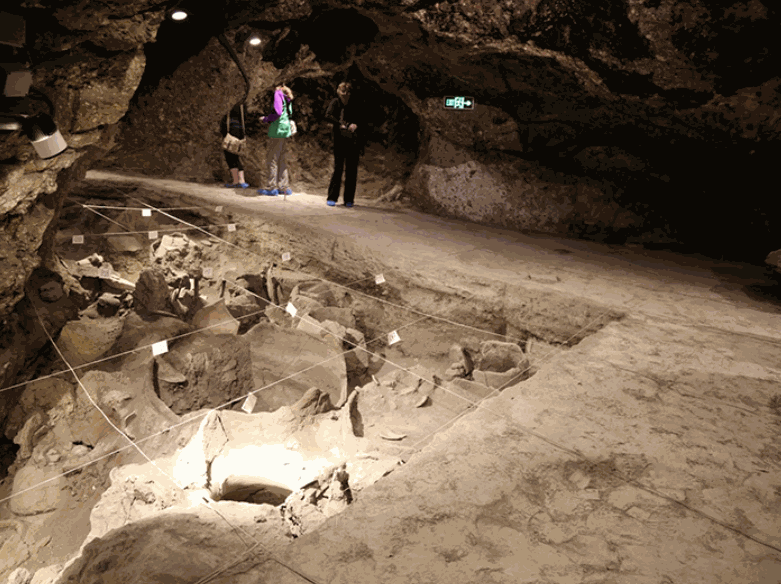 Weingüter vom König von Assyrien. Höhlenkomplex Armenien